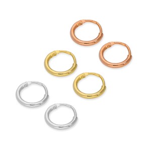 Puede incluir: Un conjunto de seis pendientes de aro en varios acabados metálicos. Los pendientes son de color oro, oro rosa y plata. Los pendientes son pequeños y circulares, adecuados para el uso diario.