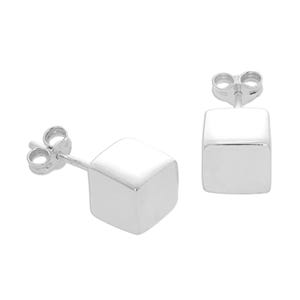 Op de afbeelding: Een paar zilveren kubusvormige oorstekers. Elke oorbel heeft een klein, gepolijst, vierkant ontwerp. De oorbellen worden getoond tegen een witte achtergrond, wat hun eenvoudige, moderne stijl benadrukt. Deze oorbellen zijn een minimalistisch sieradenaccessoire.