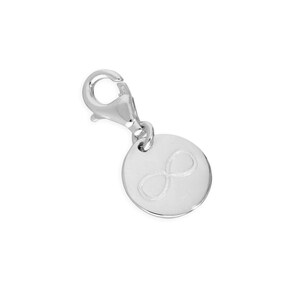 Könnte beinhalten: Ein silberfarbener Metallanhänger mit einer runden Scheibe, in die ein Unendlichkeitssymbol eingraviert ist. Der Anhänger ist mit einem Karabinerverschluss versehen, der einen sicheren Mechanismus zur Befestigung an Ketten oder Armbändern bietet.