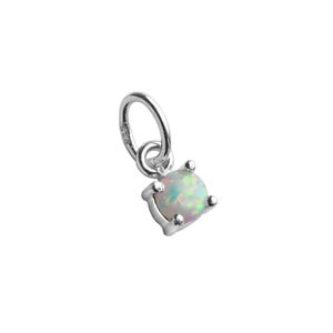 Può includere: Un piccolo ciondolo in argento con una gemma di opale rotonda e iridescente. L'opale mostra una miscela di tonalità bianche, verdi e viola. Il ciondolo ha un design semplice ed elegante, perfetto per l'uso quotidiano.