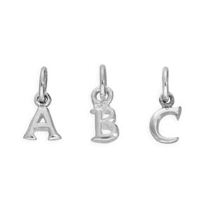 Op de afbeelding: Drie individuele zilverkleurige metalen bedels in de vorm van de hoofdletters A, B en C. Elke letterbedel is voorzien van een klein rond ringetje aan de bovenkant, waardoor deze eenvoudig aan een ketting of armband kan worden bevestigd.