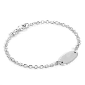 Könnte beinhalten: Ein silberfarbenes Kettenarmband mit einer glatten, polierten, ovalen Metallplatte, die mittig an den Gliedern befestigt ist. Das Armband besteht aus einer Reihe miteinander verbundener runder Glieder und verfügt über einen sicheren Karabinerverschluss.