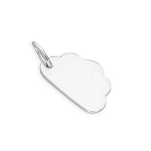 Puede incluir: Un dije de metal plateado con forma de nube estilizada y una superficie lisa y reflectante. El dije cuenta con una pequeña argolla circular unida en la esquina superior izquierda, lo que permite colgarlo de una cadena o pulsera.