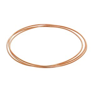 Op de afbeelding: Drie delicate, dunne roségouden armbanden in een cirkelvormig patroon tegen een witte achtergrond. De armbanden zijn glad en glanzend en reflecteren licht. De sieraden zijn eenvoudig en elegant.