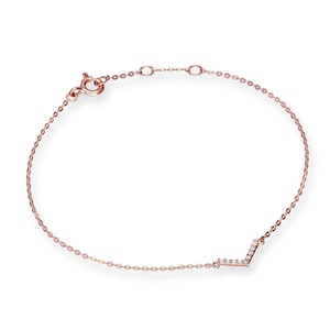 Puede incluir: Pulsera de oro rosa con una delicada cadena y un diseño en forma de V adornado con pequeñas piedras brillantes. La pulsera presenta un cierre de mosquetón para un uso seguro. Una pieza de joyería sencilla y elegante.