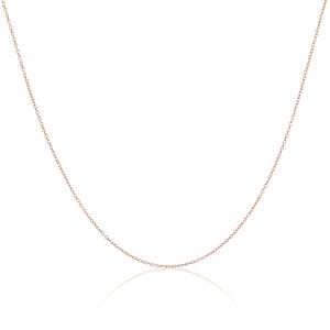 Puede incluir: Un delicado collar de cadena de color oro rosa. La cadena está compuesta por pequeños eslabones espaciados uniformemente, creando un diseño simple y elegante. El collar se muestra sobre un fondo blanco, con un sutil reflejo.