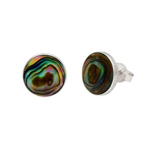 Peut inclure: Une paire de boucles d'oreilles rondes avec des incrustations de coquillages d'ormeau irisés. Les boucles d'oreilles ont un sertissage en métal argenté. Les coquillages d'ormeau présentent un mélange de couleurs vertes, bleues et brunes.