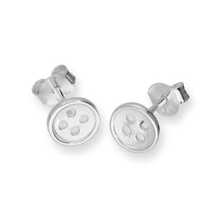 Könnte beinhalten: Ein Paar silberne Ohrstecker in Knopf-Form. Jeder Ohrring hat ein kleines, rundes Design mit vier kreisförmigen Vertiefungen, die einem Knopf ähneln. Die Ohrringe haben eine polierte Oberfläche.