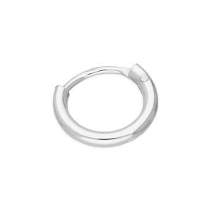 Può includere: Un singolo orecchino a cerchio argentato lucido. L'orecchino ha un design circolare semplice con una chiusura a cerniera. Il metallo ha una finitura lucida, che riflette la luce. Su sfondo bianco.