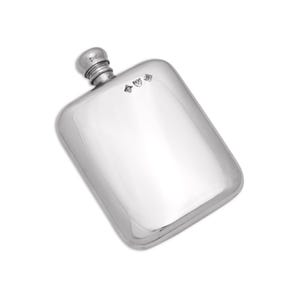 Op de afbeelding: Een gepolijste zilverkleurige metalen heupfles met een rechthoekige vorm en afgeronde hoeken. De fles is voorzien van een schroefdop en drie kleine, duidelijke keurmerken gestempeld in de rechterbovenhoek van het vooroppervlak.