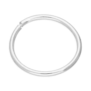 Könnte beinhalten: Ein silberfarbener, kreisförmiger Schlüsselring. Der Ring besteht aus glänzendem Metall und hat eine kleine Öffnung zum Befestigen von Schlüsseln oder anderen Gegenständen. Der Schlüsselring wird vor weißem Hintergrund gezeigt.