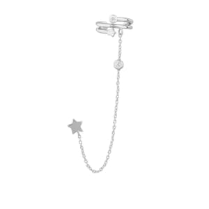 Könnte beinhalten: Silberner Ohrschmuck mit Stern- und Ketten-Design. Der Ohrschmuck umschließt das Ohr mit einem kleinen Sternanhänger und einer Kette, die herunterhängt. Ein kleiner runder Edelstein ist an der Kette befestigt.