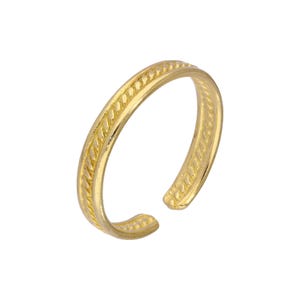Può includere: Un anello aperto color oro caratterizzato da una texture centrale a corda intrecciata fiancheggiata da bordi lisci e rialzati. La fascia presenta una finitura lucida e una piccola apertura alla base, creando un design circolare continuo.