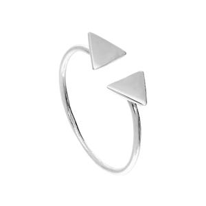 Peut inclure: Bague argentée avec deux formes triangulaires. Le design est minimaliste et la finition est polie. Les triangles sont orientés vers l'extérieur, créant un style ouvert et contemporain.