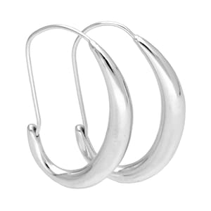 Puede incluir: Un par de pendientes de aro de plata pulida. Los pendientes tienen forma de lágrima con una superficie lisa y reflectante. El diseño presenta un estilo sencillo y elegante, adecuado para el uso diario o ocasiones especiales.