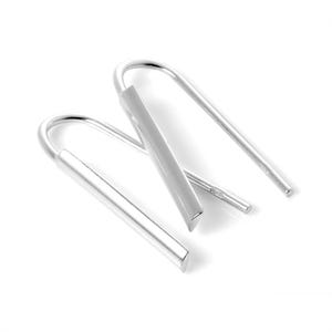 Pode incluir: Um par de brincos de tom prateado com um design de fio em forma de U e uma barra reta e plana fixada numa extremidade. Os brincos têm um acabamento metálico polido e refletor, com uma estrutura simples e limpa que forma um gancho.