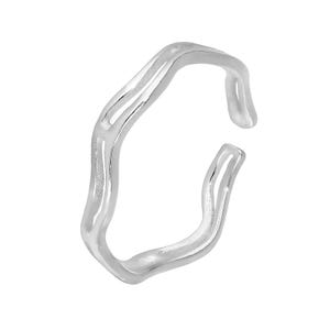 Può includere: Un anello aperto color argento caratterizzato da un design a fascia irregolare, ondulato e organico. La superficie metallica presenta una finitura liscia e lucida con una forma continua e fluida che crea uno spazio tra le due estremità.