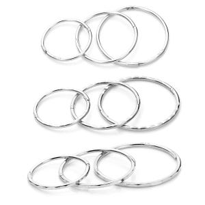 Puede incluir: Tres conjuntos de pendientes de aro plateados de diferentes tamaños se muestran sobre un fondo blanco. Cada conjunto consta de tres aros conectados. Los pendientes tienen un acabado metálico brillante y algunos tienen un diseño texturizado y facetado.