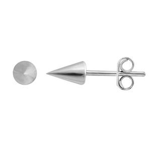 Könnte beinhalten: Ein Paar silberfarbene Ohrstecker. Einer ist ein kleiner, runder Ohrstecker. Der andere hat ein konisches, spitzes Design mit Stecker und Butterfly-Verschluss. Die Ohrringe sind vor weißem Hintergrund platziert.