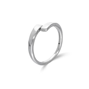 Könnte beinhalten: Ein silberner Ring mit einem einzigartigen, offenen Design. Der Ring hat ein glattes, poliertes Band, das sich oben krümmt und überlappt, wodurch eine moderne und minimalistische Ästhetik entsteht. Der Ring wird vor einem weißen Hintergrund gezeigt.