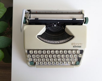 50% OFF!* Olympia Splendid 33 typewriter, a portable vintage typewriter from the 1960s. In awesome condition, with a case