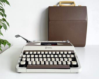 ROYAL 202 portable working vintage typewriter from the 1970’s. Japan. with a case