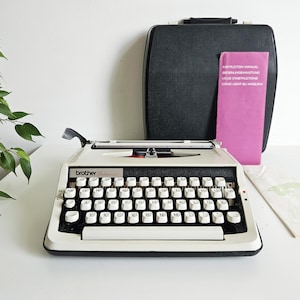 60% DE DESCONTO! Brother De Luxe 800, Máquina de Escrever Manual Portátil, Vintage dos anos 70, Presente Inusitado.