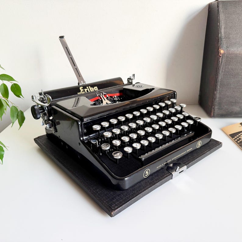 Erika 5 - Working portable typewriter, 1930s Black, Professionally maintained
