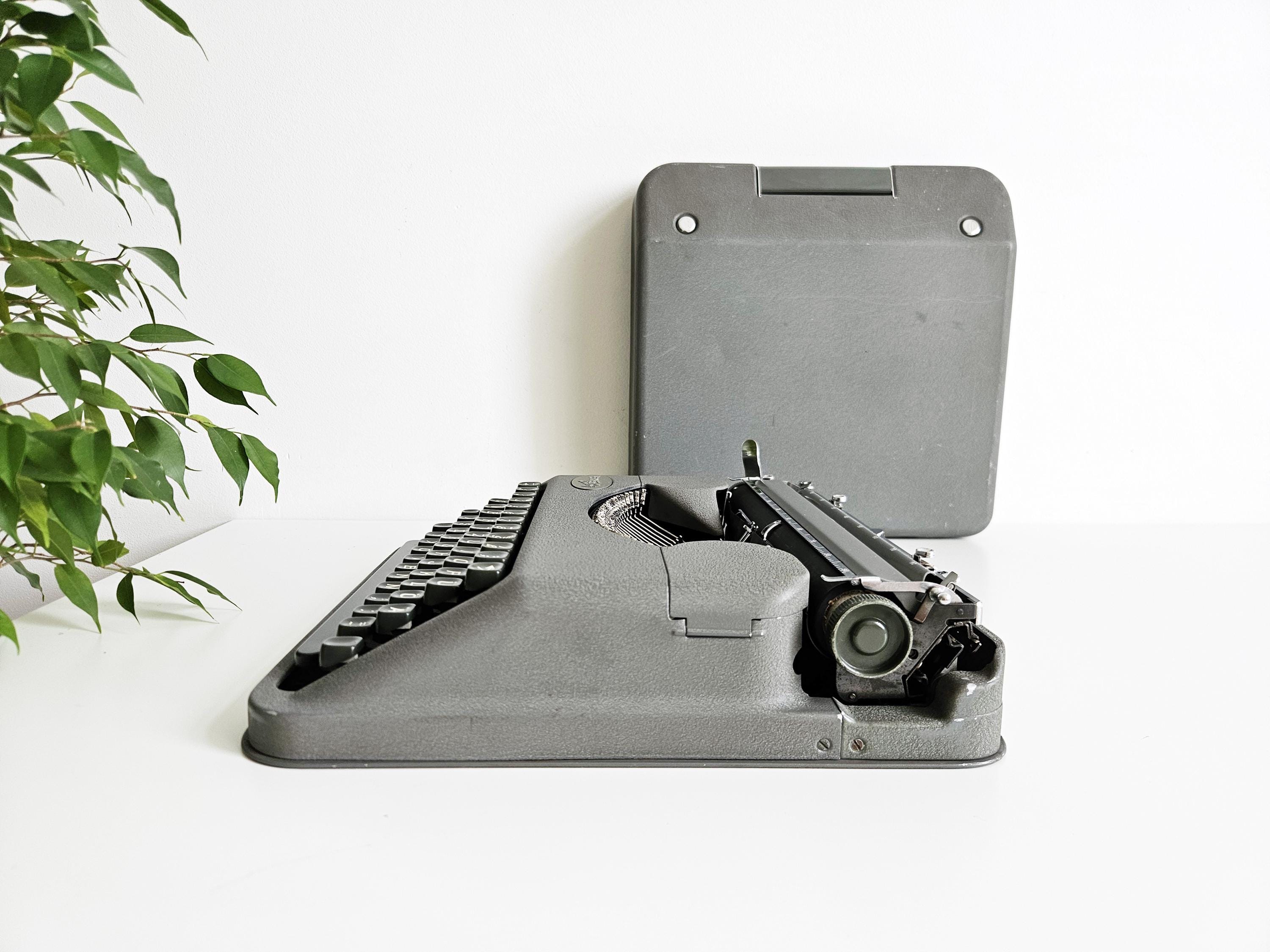 ヴィンテージ エルメス ベビー ポータブル タイプライター、1950 年代