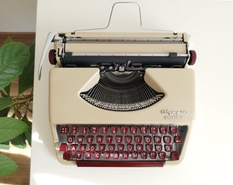 50% OFF!* Olympia Splendid 33 typewriter, a portable vintage typewriter from the 1960s. In awesome condition, with a case