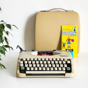 Olympia Splendid 33 Typewriter: Portable working 1960s