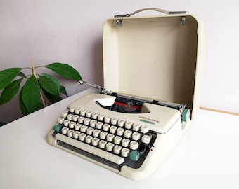 60 % DE RÉDUCTION !* Machine à écrire Olympia Splendid 66, une machine à écrire portable vintage des années 1960. En excellent état, avec un étui