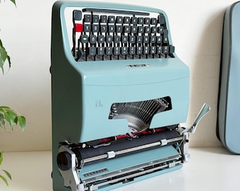 Olivetti Lettera 32 - Máquina de escribir portátil en funcionamiento – década de 1960