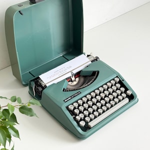 Olivetti Lettera 82 - Ultra-lightweight working typewriter, portable - 1980s