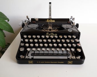 70 % DE RÉDUCTION !! *Ne fonctionne pas ! Rare machine à écrire vintage Erika modèle M des années 30, objet de collection. Cadeau inhabituel. Pour la décoration