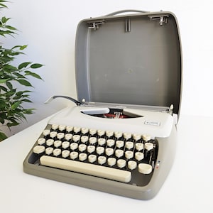 60% SALE! Triumph Adler Tippa 1, tragbare Vintage Schreibmaschine aus den 1960er Jahren, super Zustand, einzigartiges Geschenk, Retro Schreibmaschine