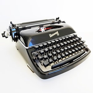 Máquina de escribir Rheinmetall KST en funcionamiento, mantenida profesionalmente, 1950, color negro