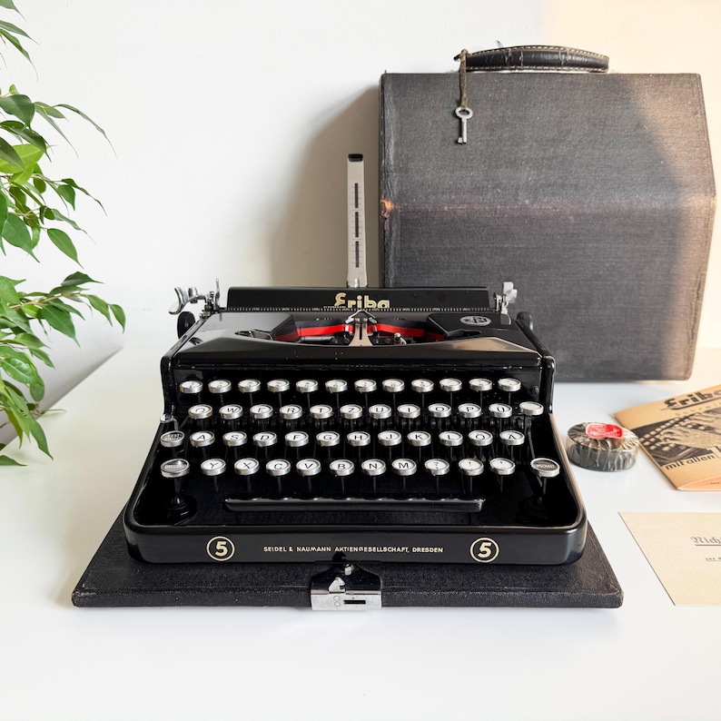 Erika 5 - Working portable typewriter, 1930s Black, Professionally maintained
