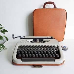 ¡50% DE DESCUENTO!* Auténtica y icónica Princess 100, una máquina de escribir portátil y vintage de los años 60, con estuche, regalo inusual.
