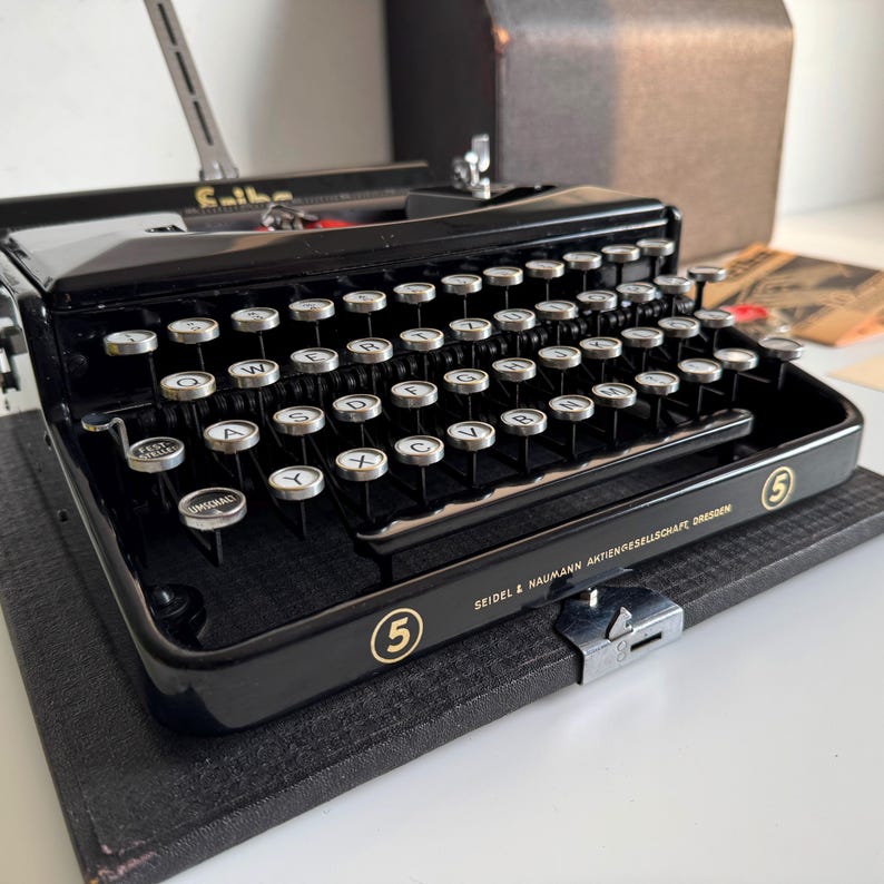 Erika 5 - Working portable typewriter, 1930s Black, Professionally maintained