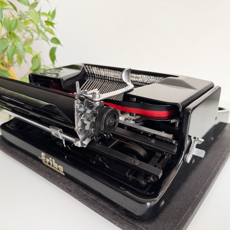 Erika 5 - Working portable typewriter, 1930s Black, Professionally maintained