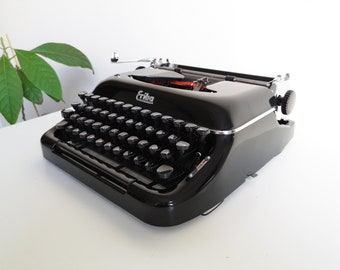 60 % RABATT!* Schwarze Erika Modell 10, eine tragbare Vintage-Schreibmaschine aus den 1950er Jahren. In tollem Zustand, ungewöhnliches Geschenk
