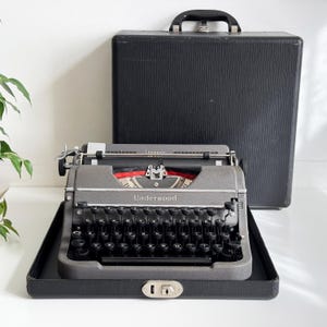Máquina de escribir Underwood Champion / Años 40, EE. UU. / Tipografía Elite, 12 caracteres por pulgada / Totalmente revisada / Estuche original