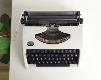 70% SALE!* Eurostar SM1001, leichte, tragbare und funktionsfähige Vintage Schreibmaschine aus den 1980er Jahren, in hervorragendem Zustand, mit Koffer.