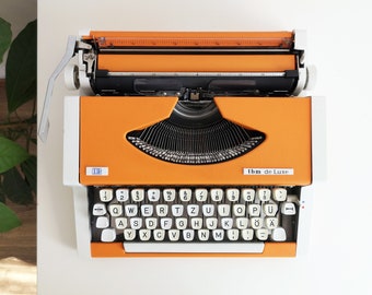 60% OFF!* UNIS tbm  (OLYMPYA Traveller De Luxe), a portable vintage typewriter from the 1970s, awesome condition, with case