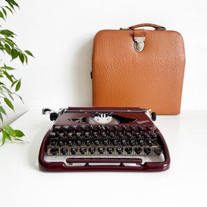 Máquina de escribir manual ultracompacta Groma Kolibri en funcionamiento, de la década de 1950, con mantenimiento profesional.