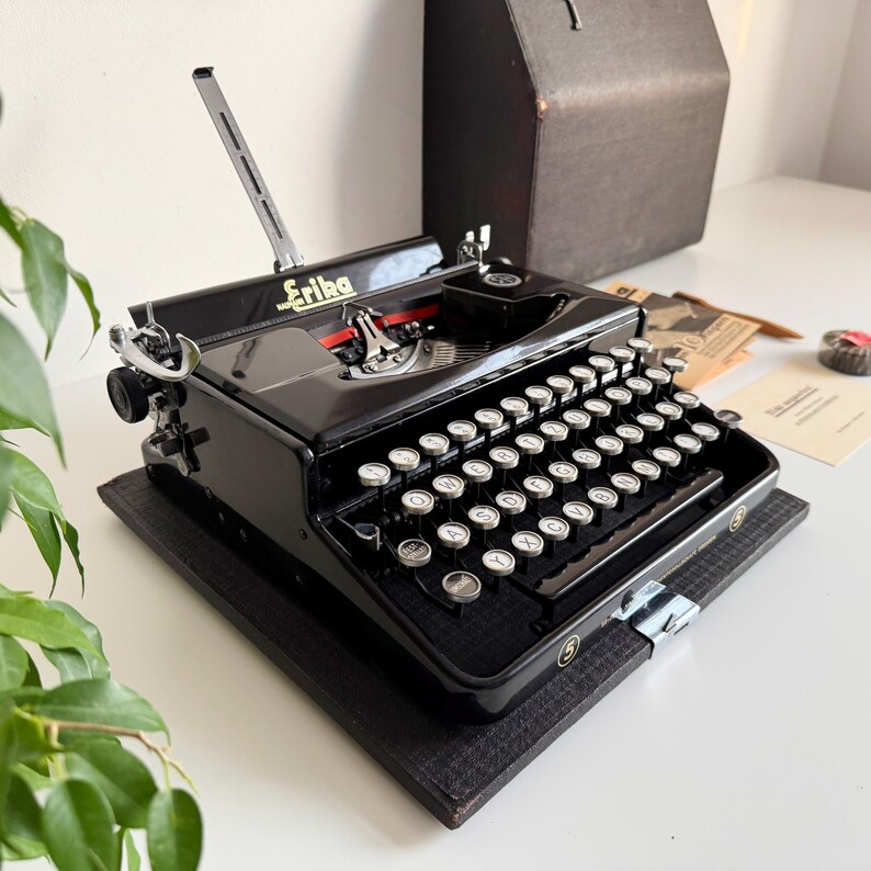 Erika 5 - Working portable typewriter, 1930s Black, Professionally maintained