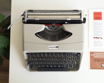 50% OFF!* Underwood 18 (Olivetti) a portable working vintage typewriter from the 1960s, Like new condition, with case.