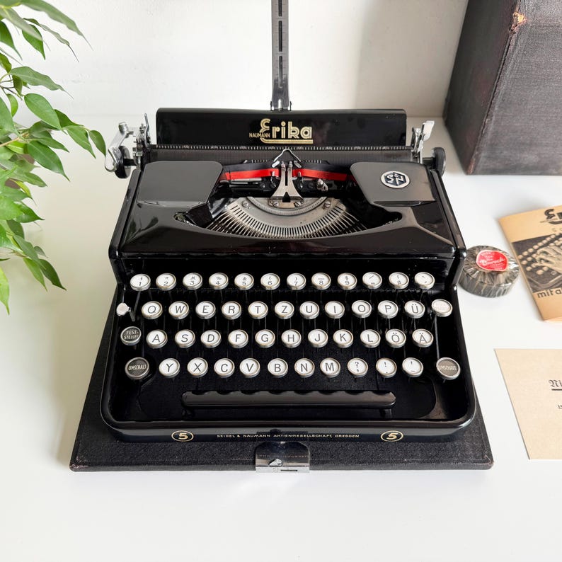Erika 5 - Working portable typewriter, 1930s Black, Professionally maintained