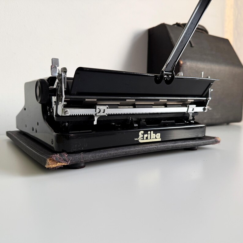 Erika 5 - Working portable typewriter, 1930s Black, Professionally maintained